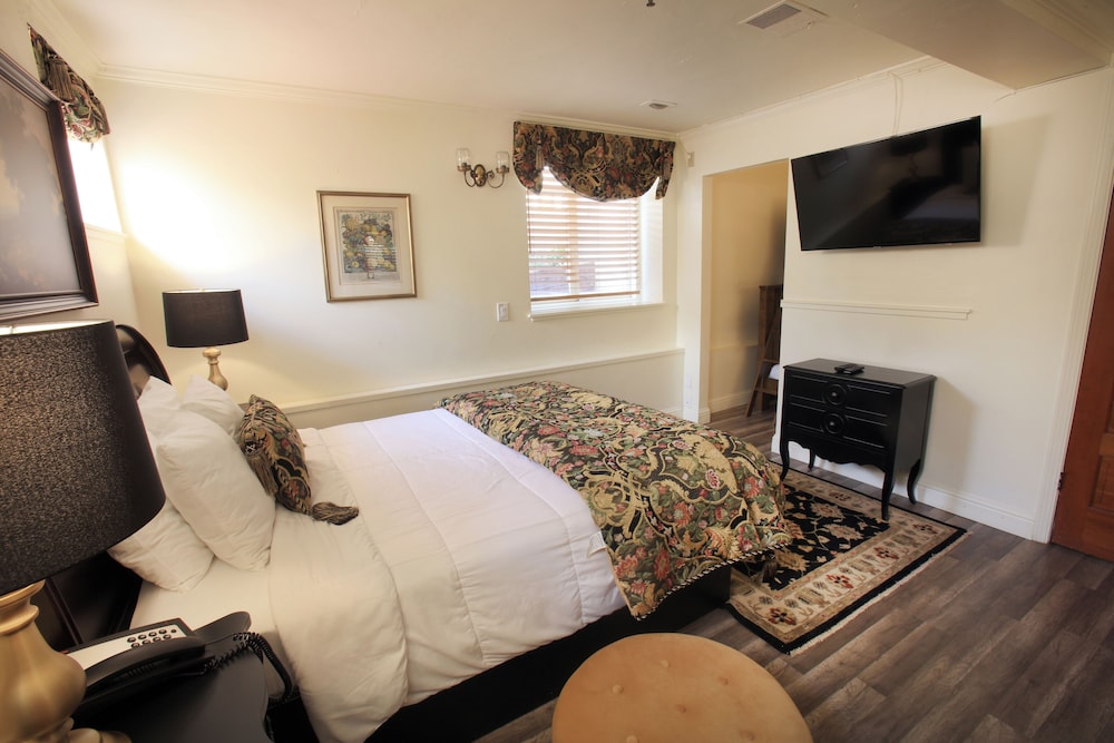Family Suite, Multiple Beds (Basement with Window)