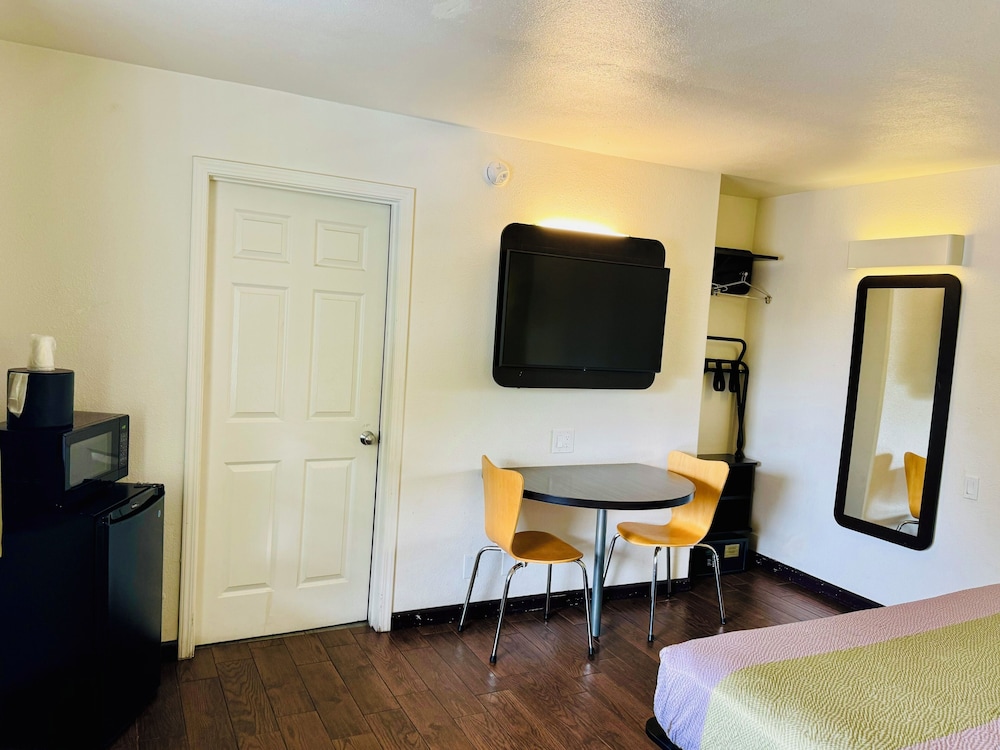 Classic Room, 1 King Bed, Non Smoking - Photo 3