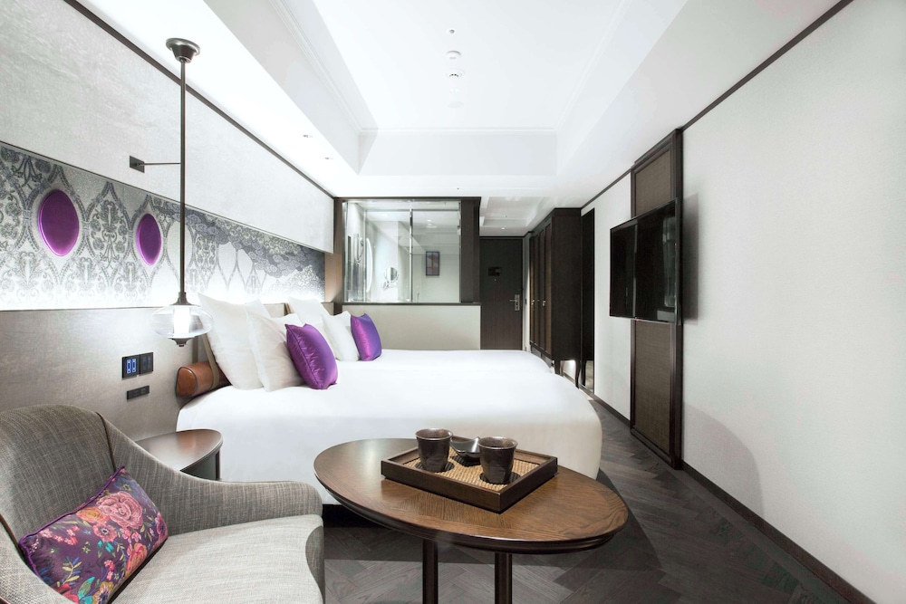 Premier Room, 1 King Bed - Photo 4