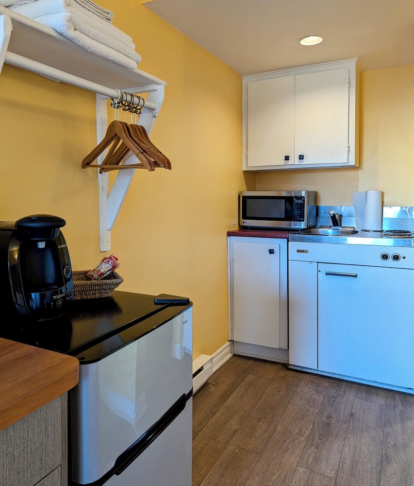 Comfort Room, 1 King Bed, Kitchenette, Ground Floor photo 3