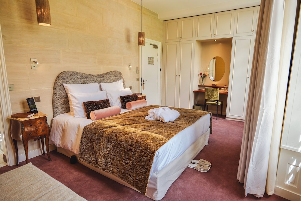 Superior Suite, 1 King Bed with Sofa bed