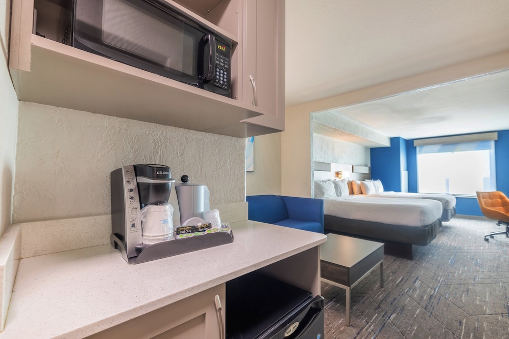 Suite, 2 Queen Beds, Accessible (Mobility, Roll-In Shower) photo 2