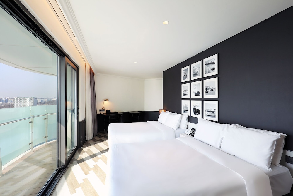 Junior Suite Quadruple (Complimentary Pool Access for 4) - Photo 4