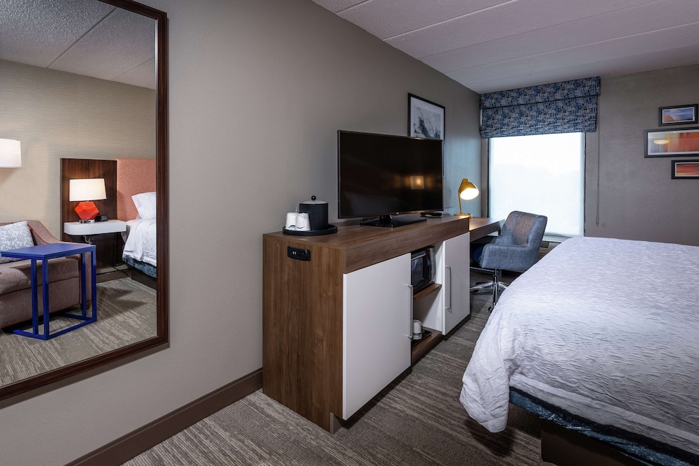 Room, 1 King Bed, Refrigerator & Microwave - Photo 1