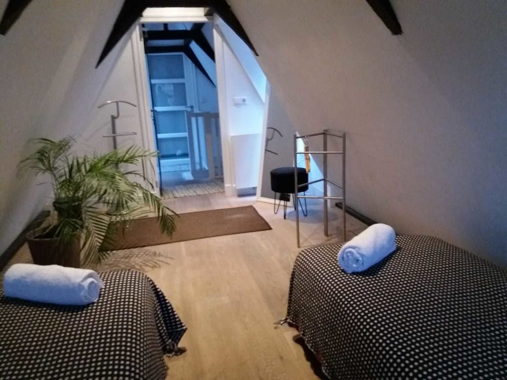 Twin Room, Shared Bathroom photo 1