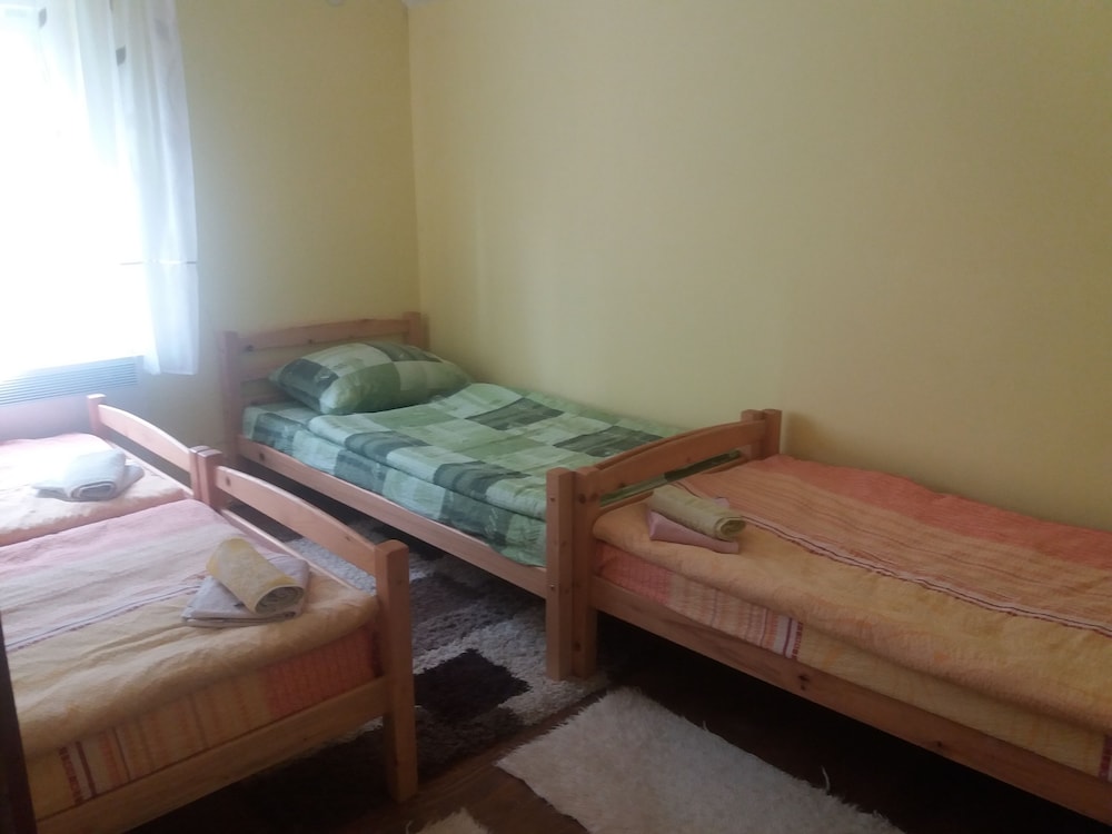 Economy Triple Room, 3 Twin Beds photo 1