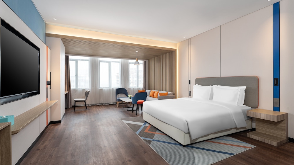 Suite, 1 King Bed, Lake View (High Floor)