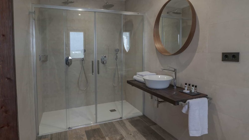 Deluxe Room - Photo 10
