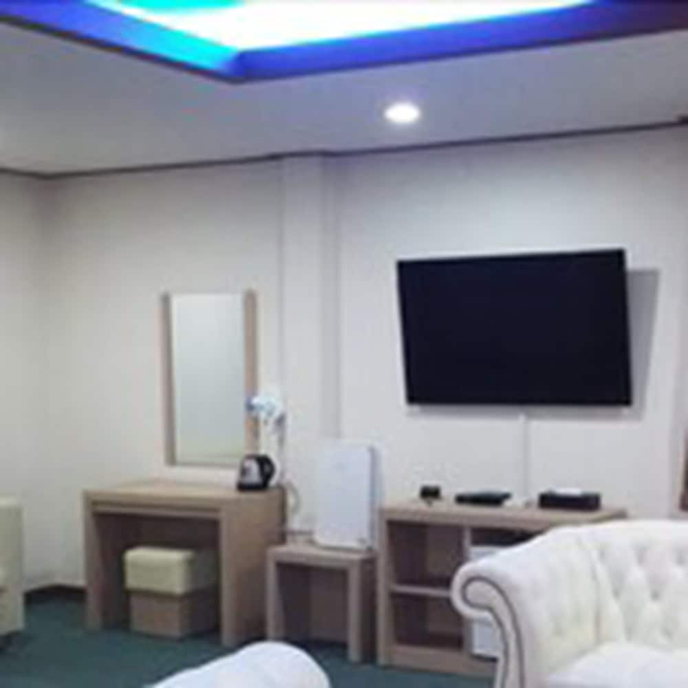 Junior Suite (for 3, 1 Double Bed&1 Single Bed) photo 3