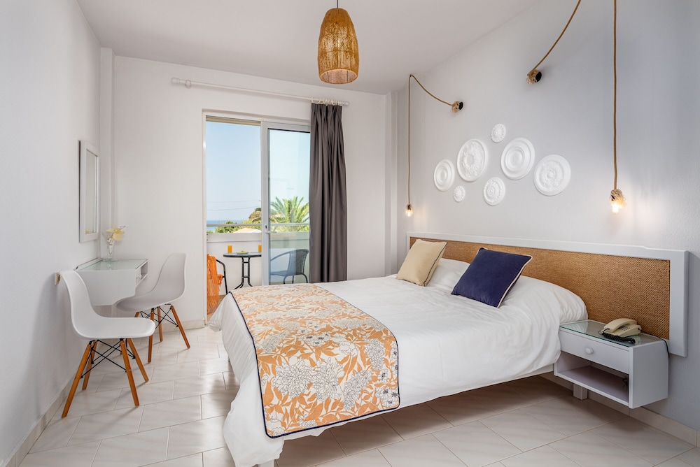 Classic Double or Twin Room, Partial Sea View - Photo 2