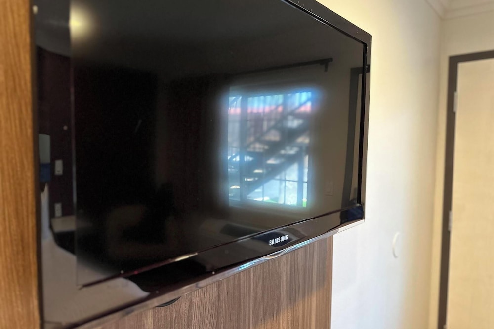 Standard Room, 1 King Bed, Non Smoking, Refrigerator & Microwave - Photo 7