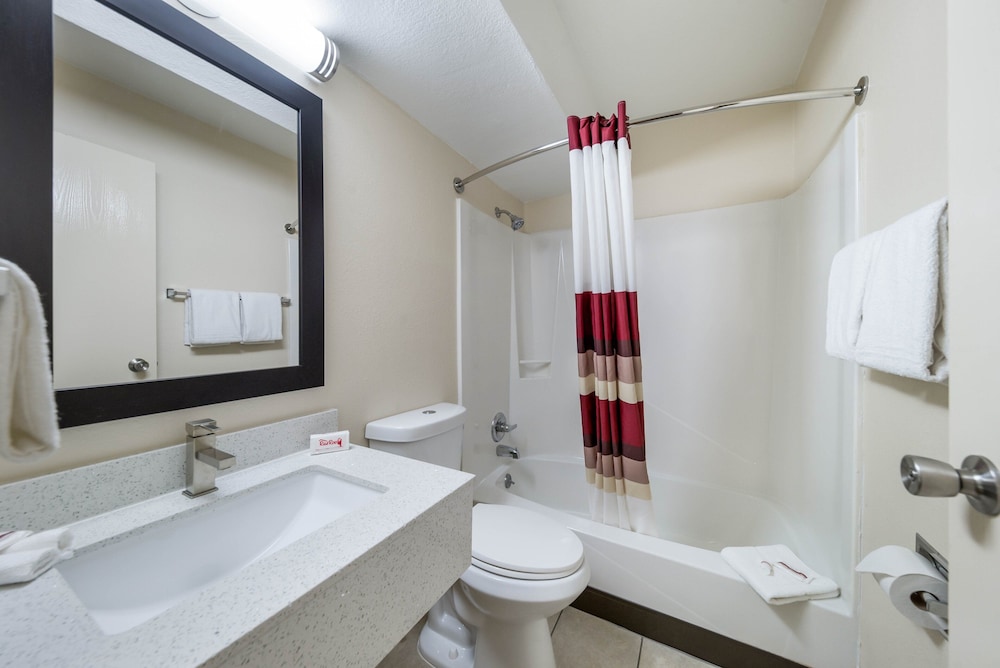 Deluxe Room, 1 King Bed, Non Smoking - Photo 5