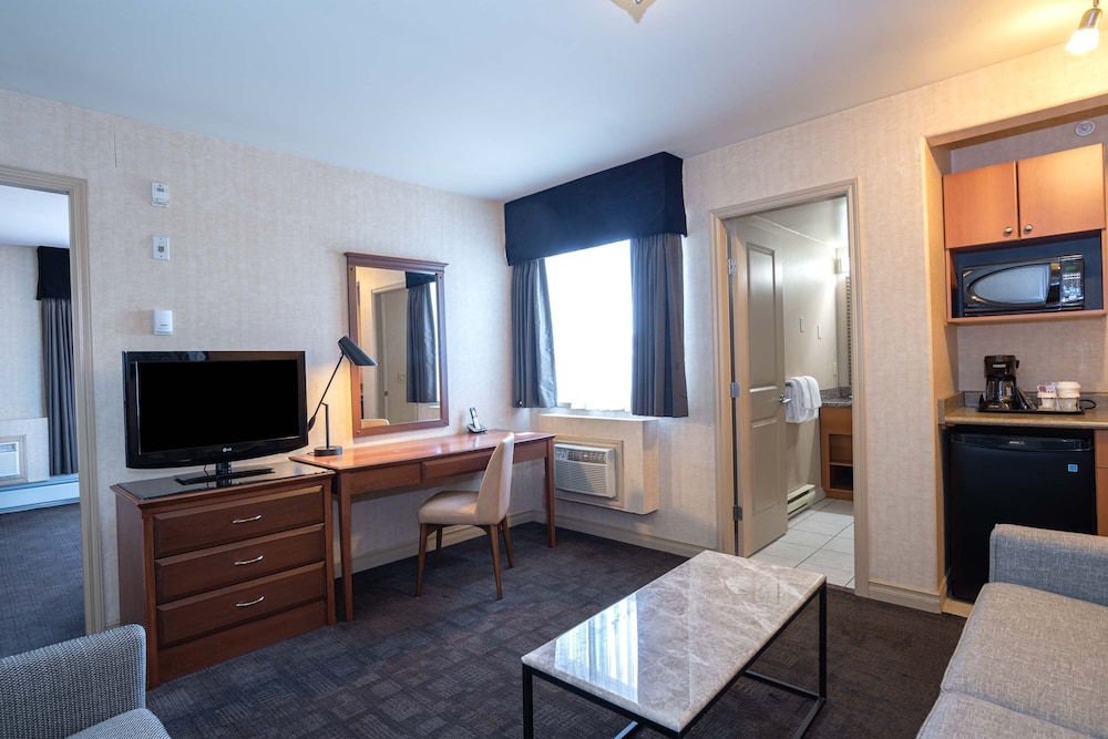 Grand Suite, 1 King Bed with Sofa bed, Kitchenette