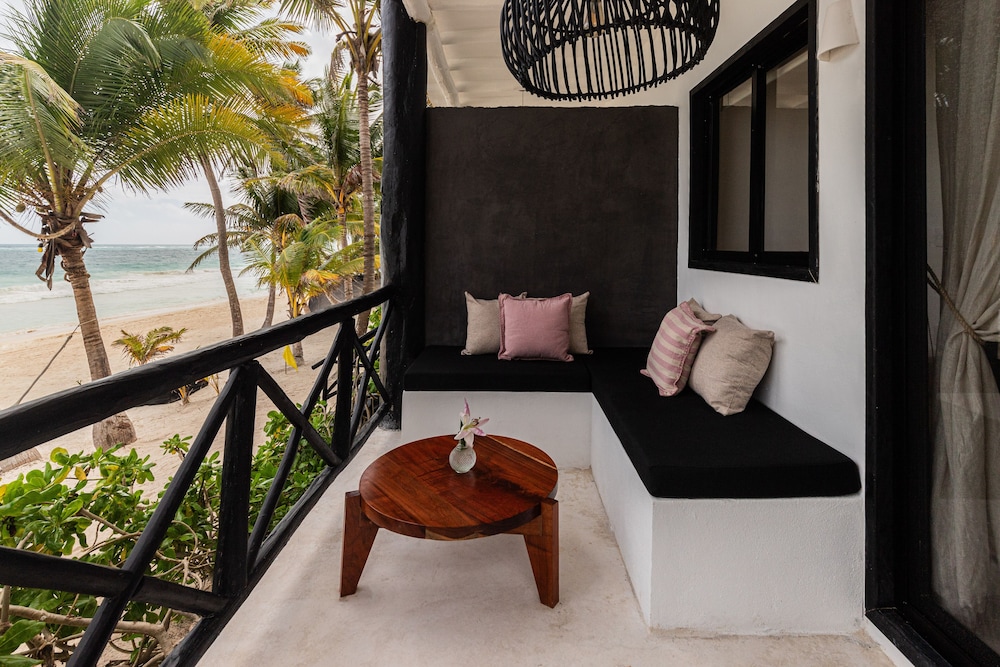 OCEANFRONT SUITE WITH TERRACE - Photo 9