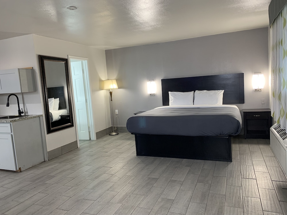 Deluxe Room, 1 King Bed, Non Smoking, Kitchenette