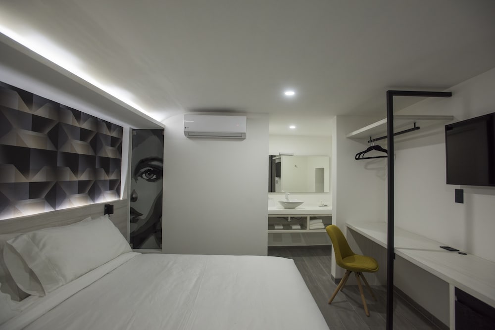 Standard Room, 1 King Bed, Non Smoking photo 3