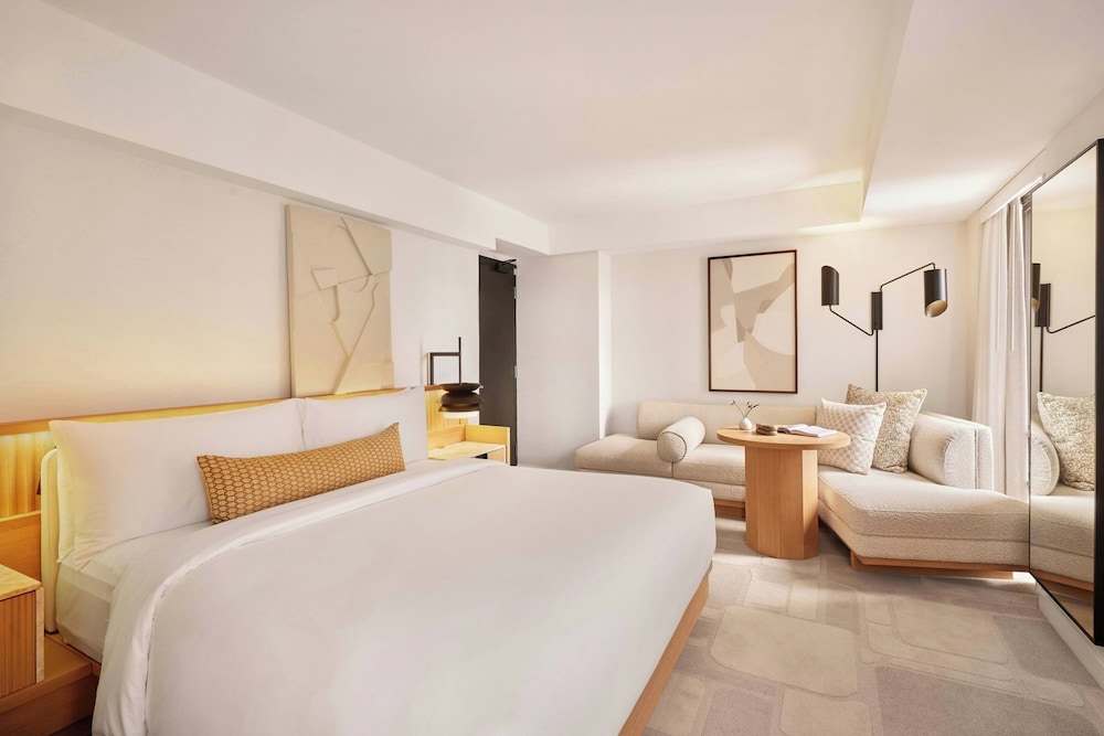 Signature Room, 1 King Bed, City View (Mobility/Hearing Access, Roll-in Shwr)