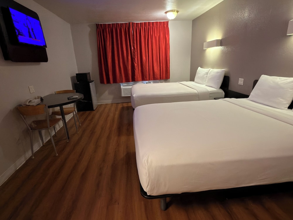 Room, 2 Queen Beds, Roll-in Shower (Accessible) photo 3