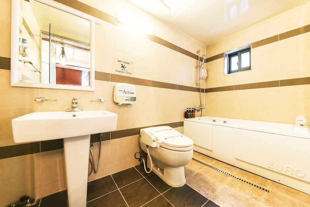 Deluxe Room - Photo 6