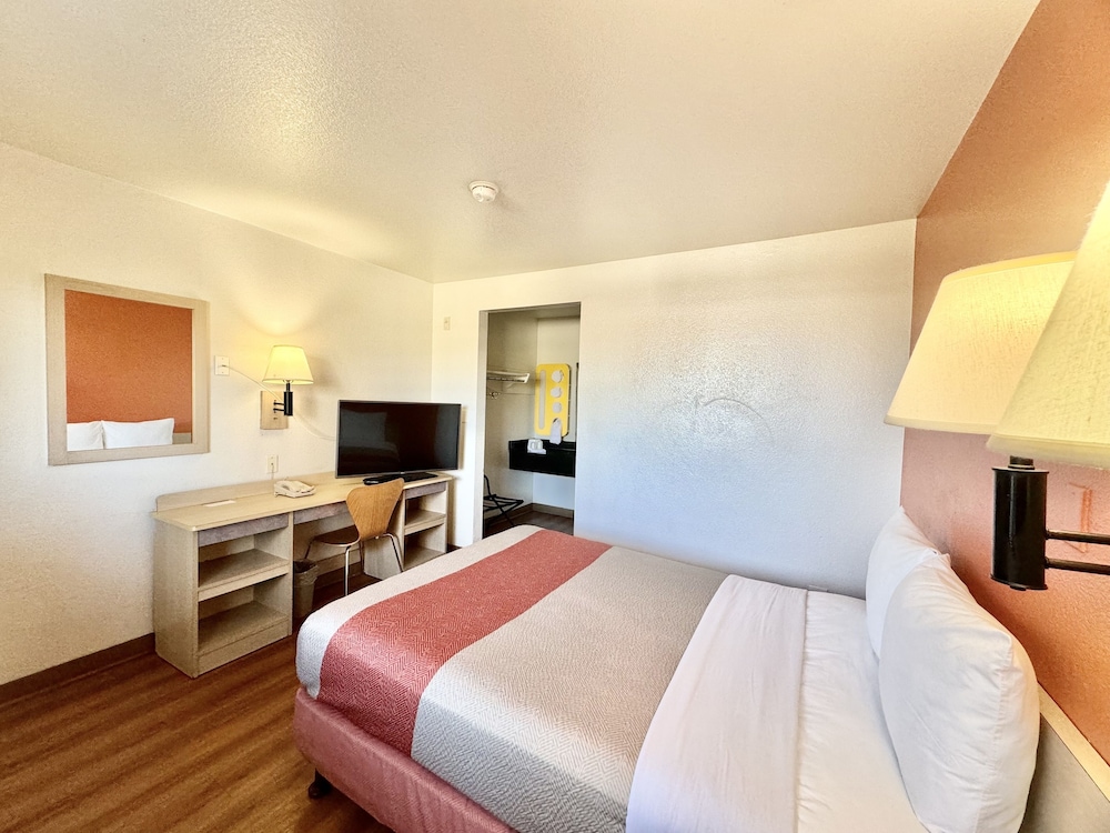 Standard Room, 1 Queen Bed, Non Smoking