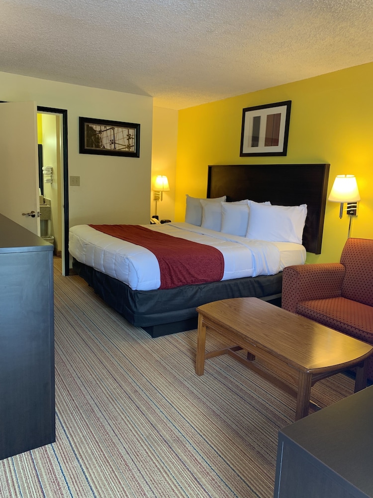 Room, 1 King Bed, Non Smoking - Photo 10