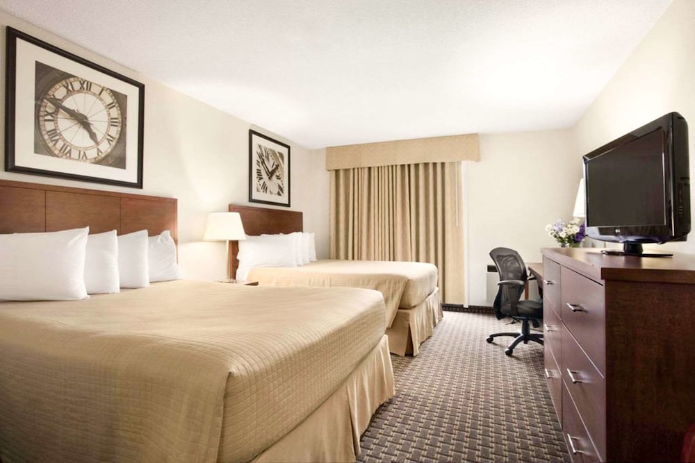 Standard Room, 2 Queen Beds, Non Smoking (1st Floor) - Photo 1