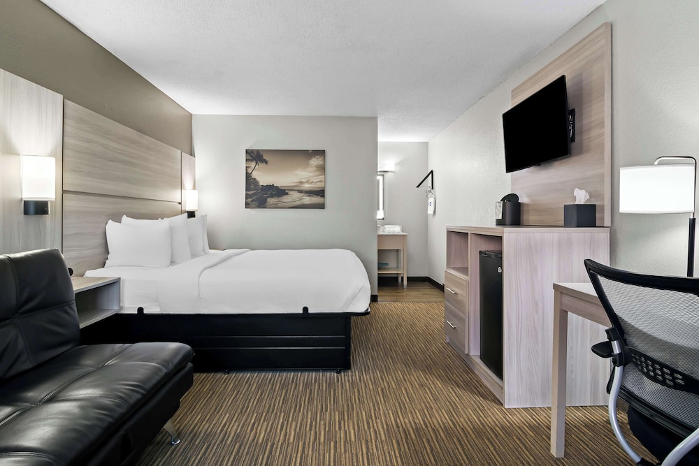 Suite, 1 King Bed, Non Smoking, Ground Floor (with Sofabed) photo 1