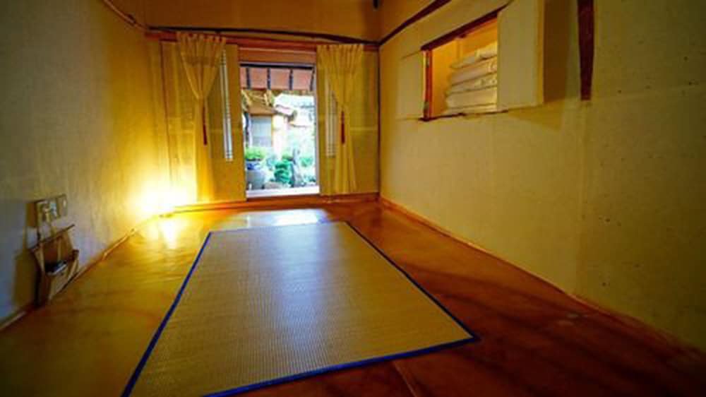 Room (2) photo 3