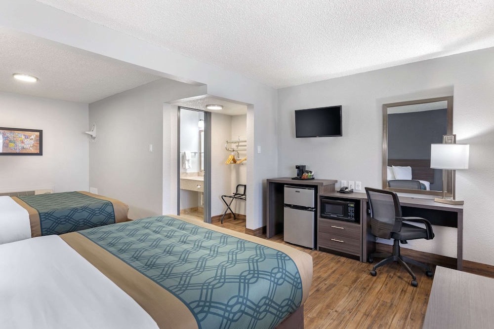 Standard Room, 2 Queen Beds, Non Smoking - Photo 1