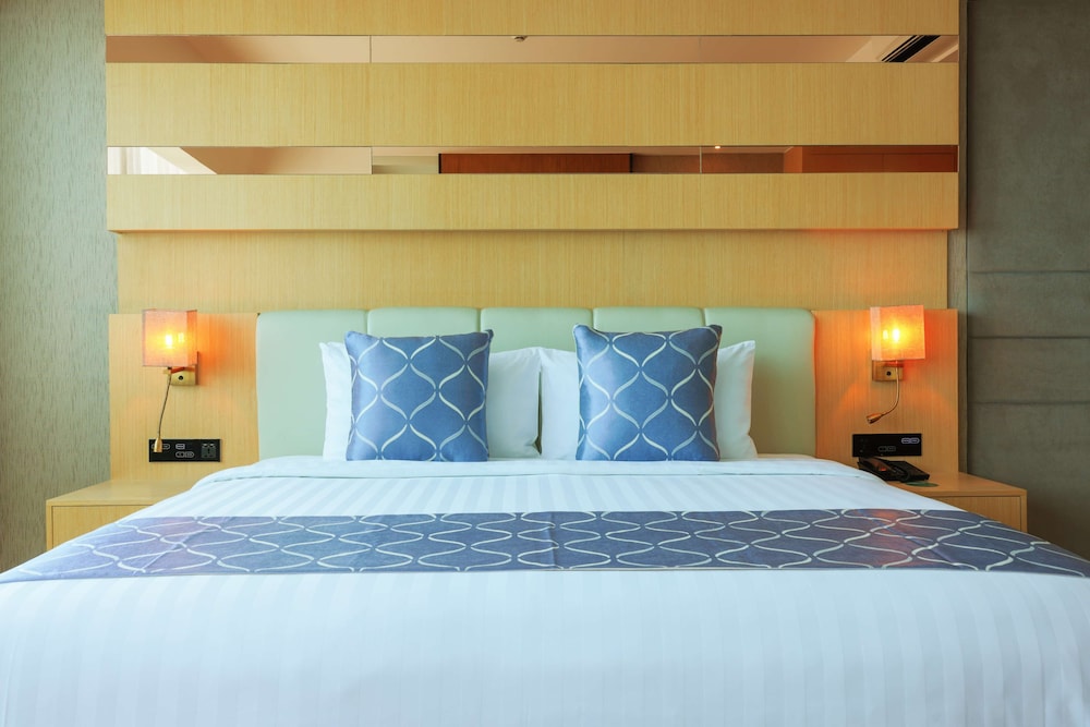 Superior Room, 1 King Bed, Non Smoking, Bathtub - Photo 8