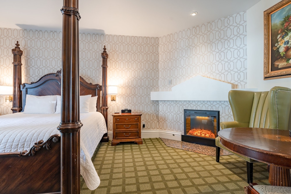 Signature Room, 1 King Bed, Patio