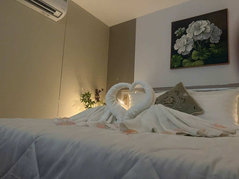 Standard Room, 1 King Bed, City View photo 2