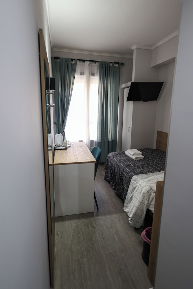 Double Room Single Use, 1 Large Twin Bed photo 2