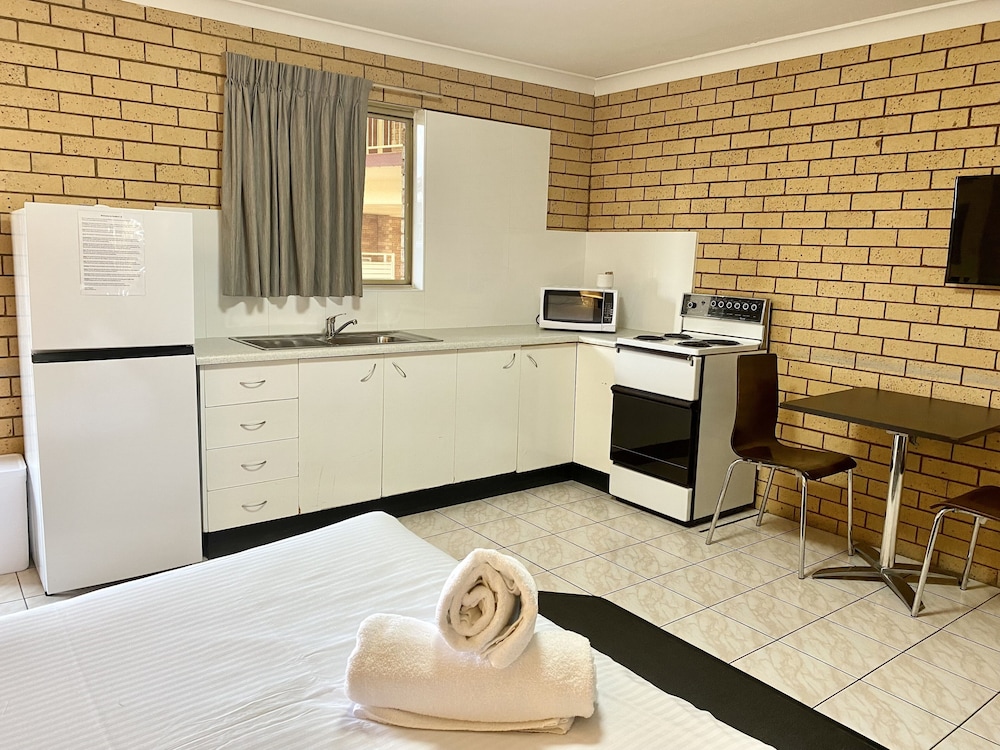 1 Room Queen and 2 singles (Non Pet Friendly) photo 3