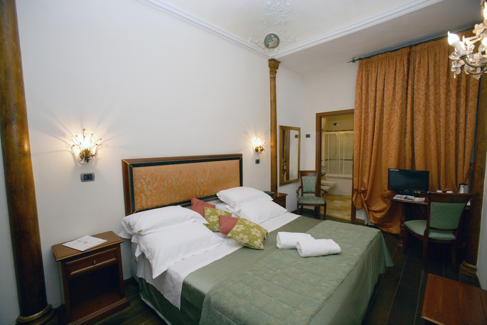 Superior Double or Twin Room thumbnail 6