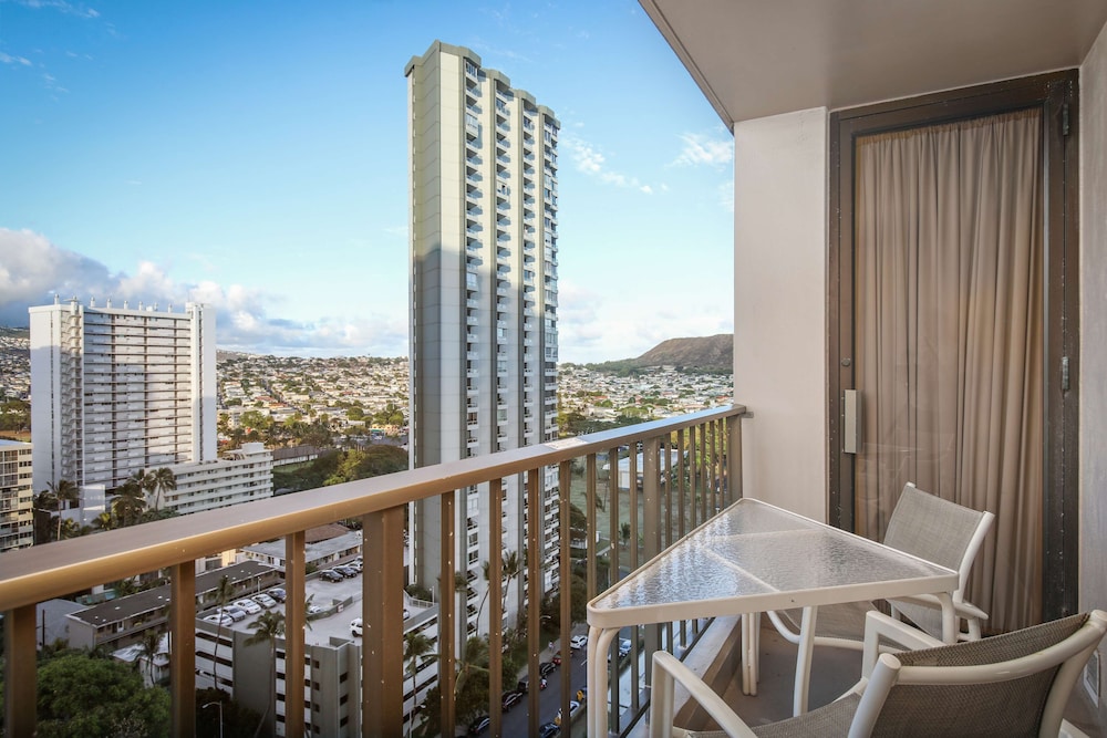 Superior Suite, 1 Bedroom, City View thumbnail 6