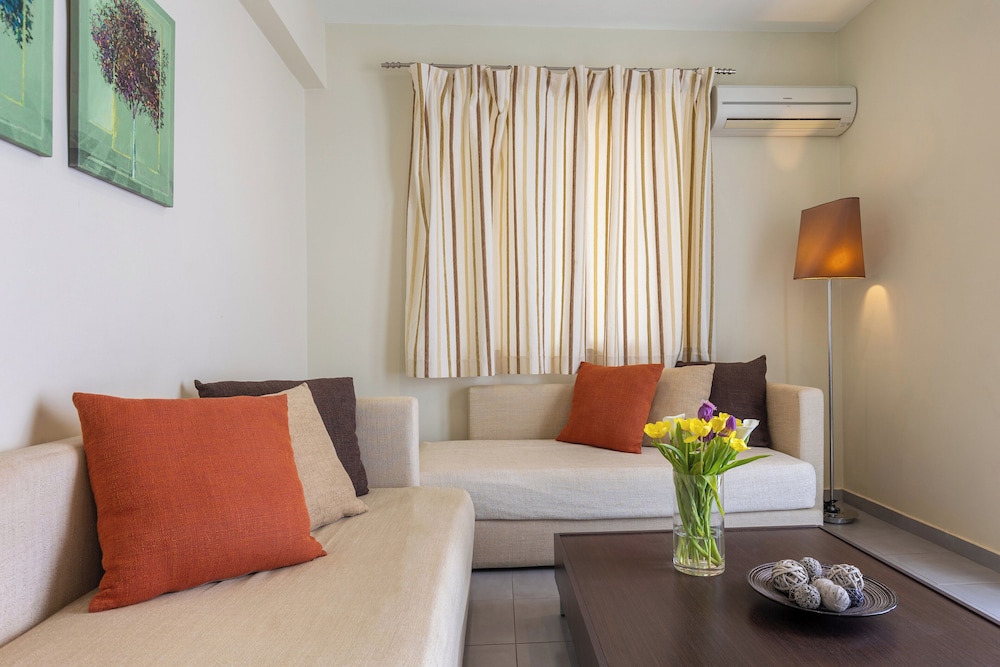 Junior Suite with Pool View - Photo 8