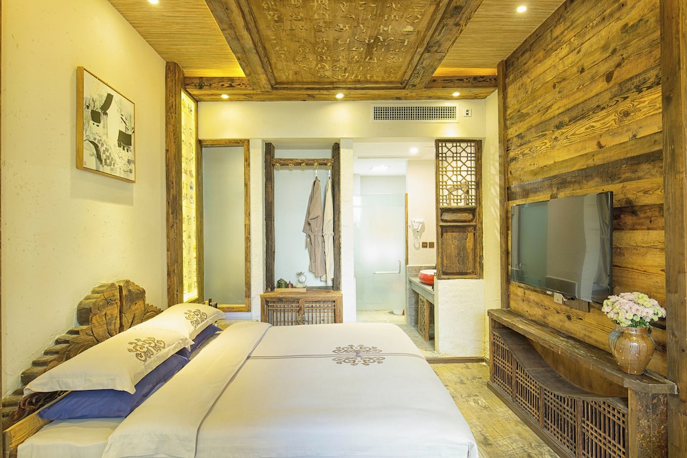 Queen bed room with lake view photo 2