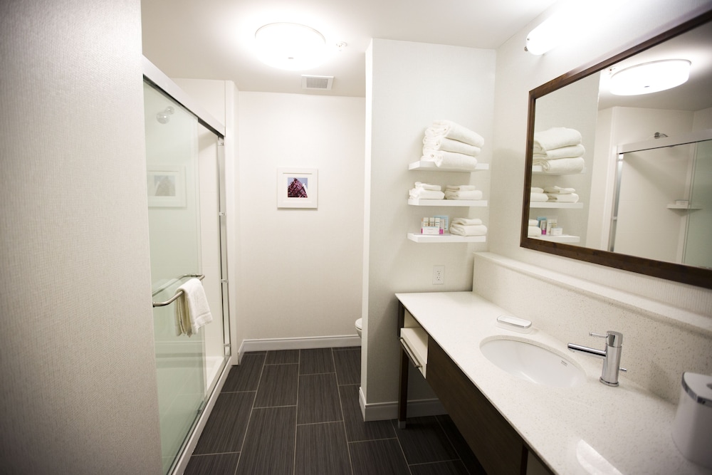 Room, 1 King Bed, Non Smoking, Refrigerator & Microwave
