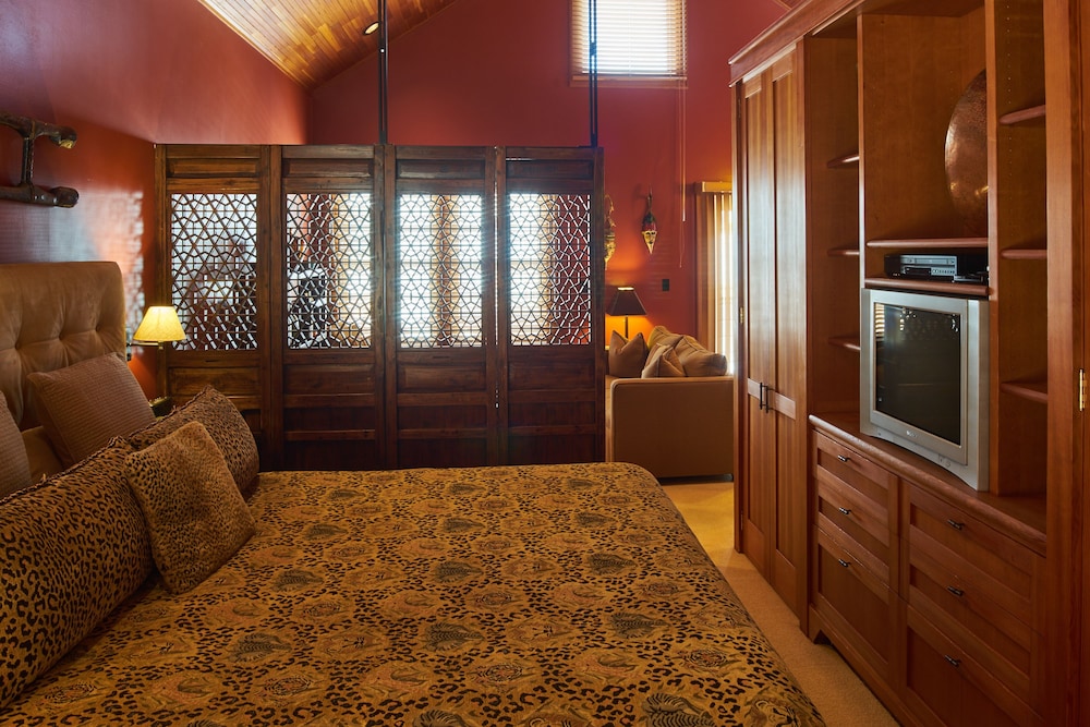 Design Suite, 1 King Bed with Sofa bed