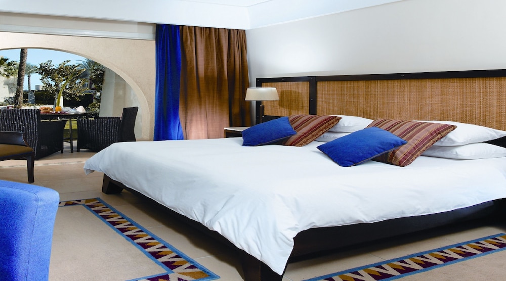 Room, 1 King Bed, Garden View - Photo 1