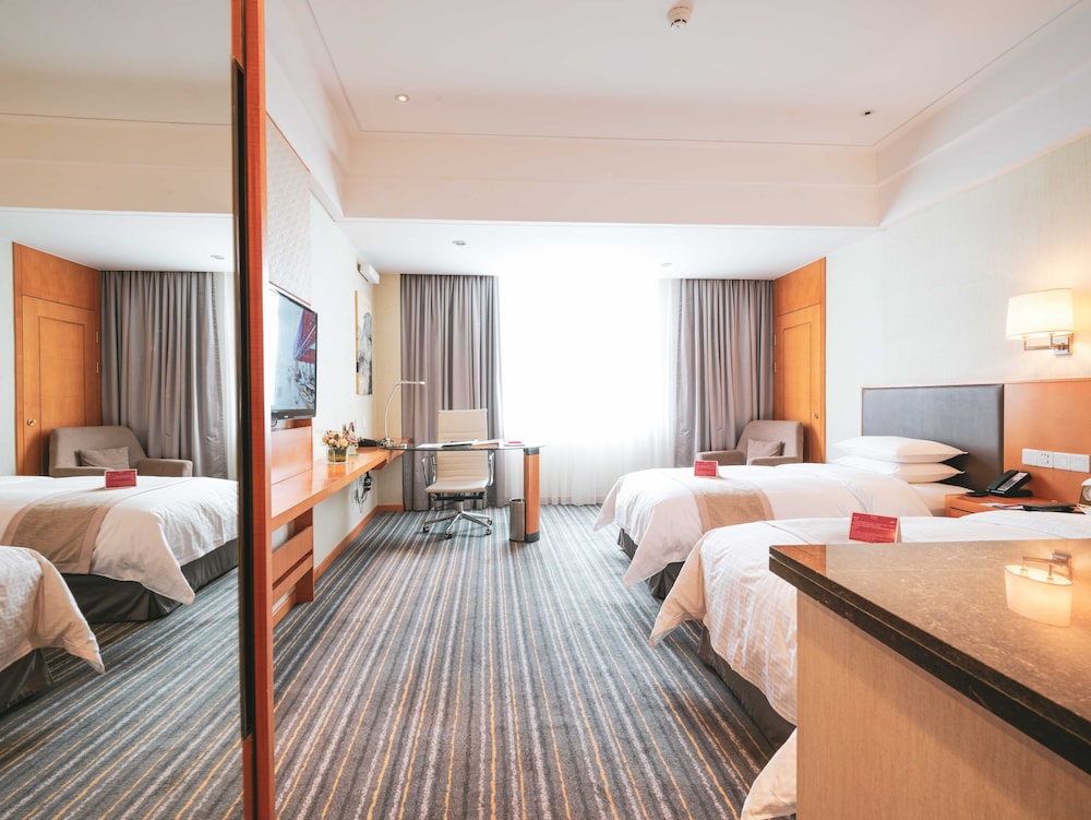Deluxe Room, 1 King Bed, Non Smoking - Photo 4