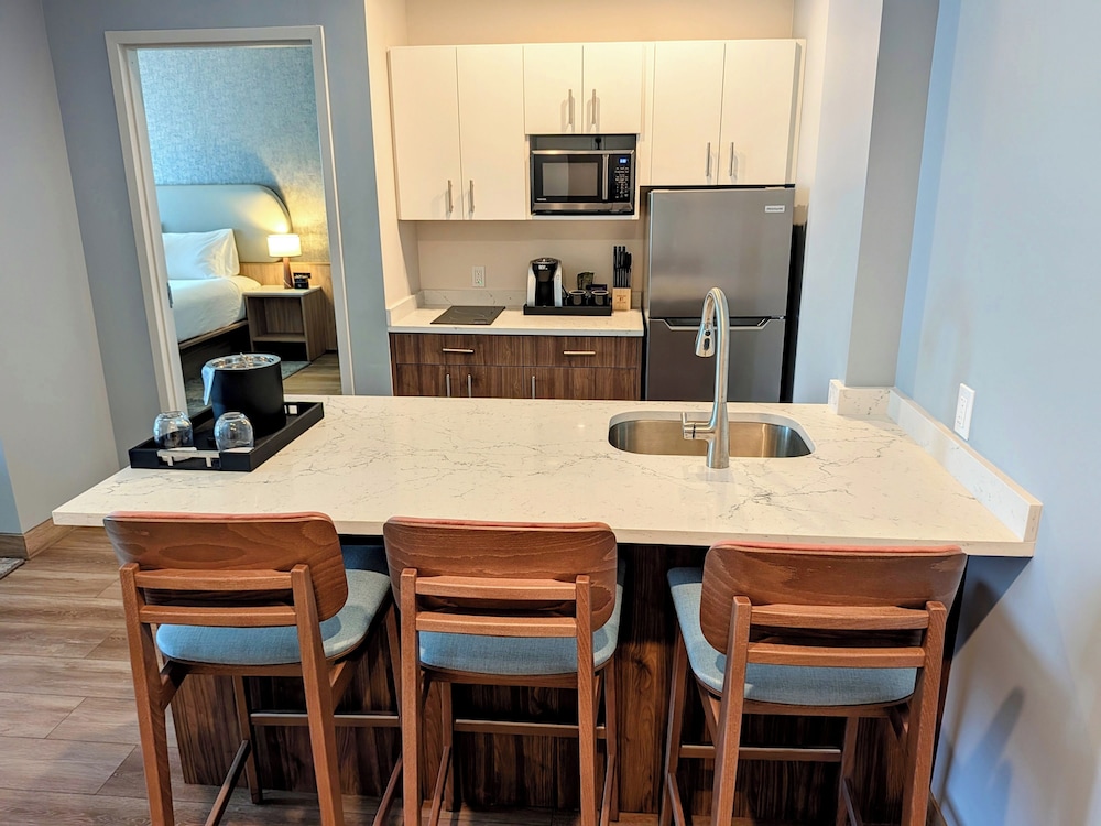 Harbor Cliffs Luxury King