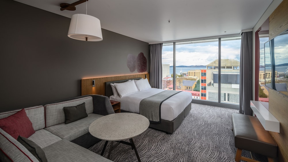 Junior Suite, 1 King Bed, Club Lounge Access, City View