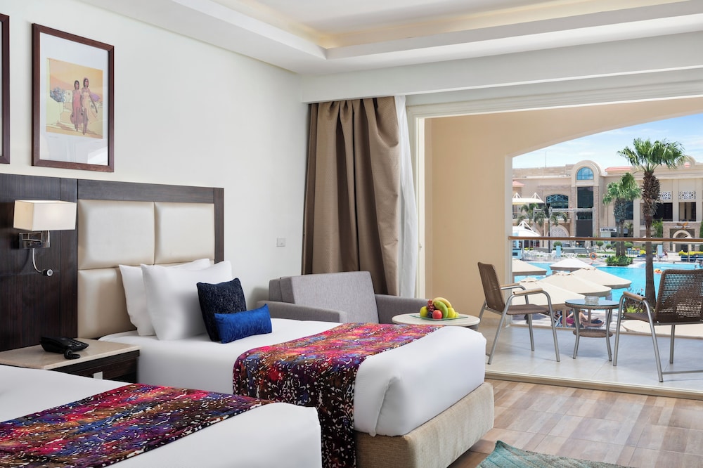 Jacuzzi Suite with Sea View thumbnail 5
