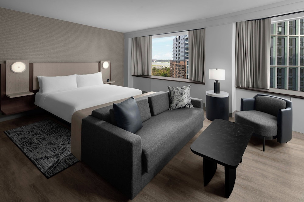 Executive Room, 1 King Bed with Sofa bed - Photo 1