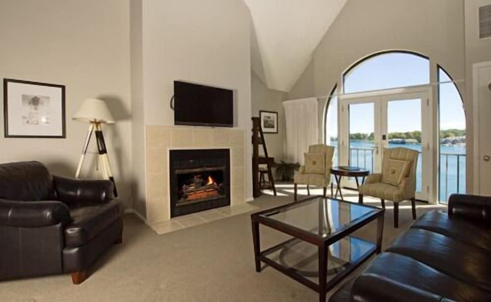 Condo (360) photo 2