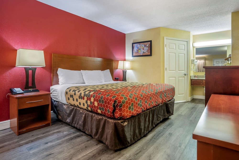 Standard Room, 1 King Bed, Smoking - Photo 2
