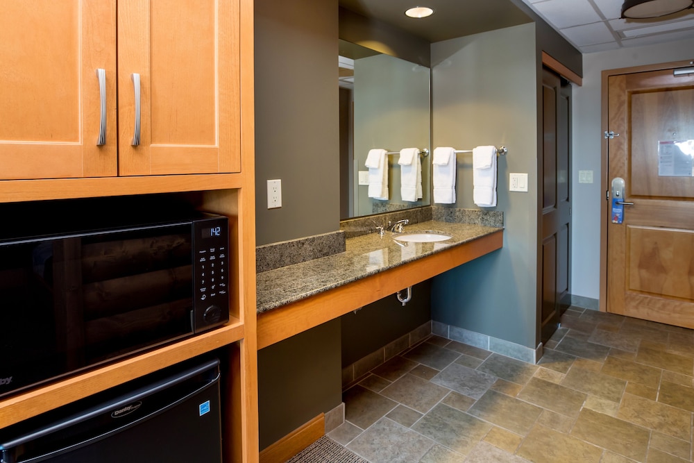 Queen Cabin Suite with Water Park Balcony (Water Park Included) photo 2