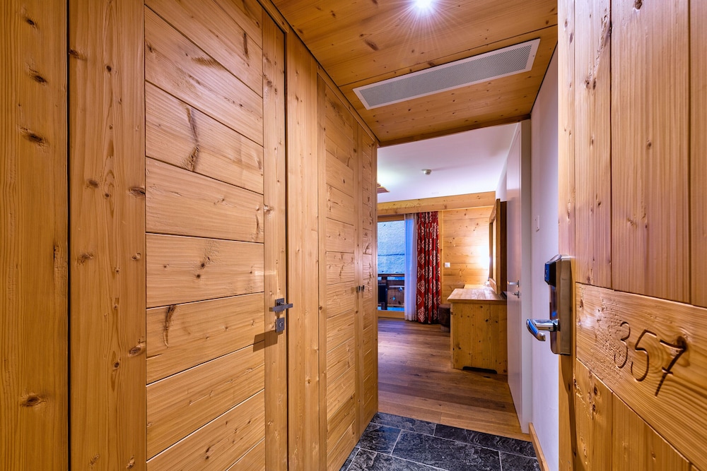 Classic Double Room, partial view on mountains photo 2